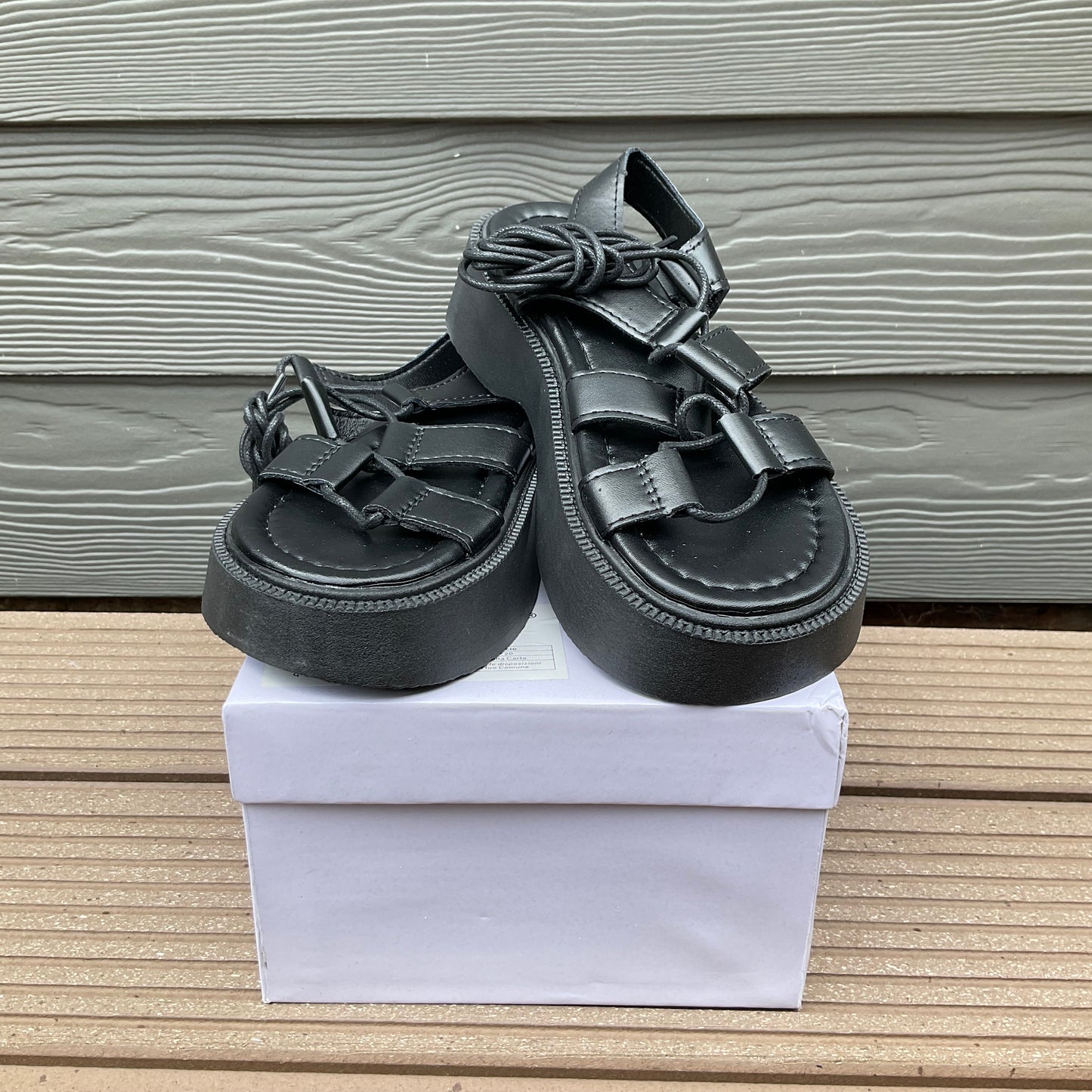 Sandalen in schwarz mit Riemchen