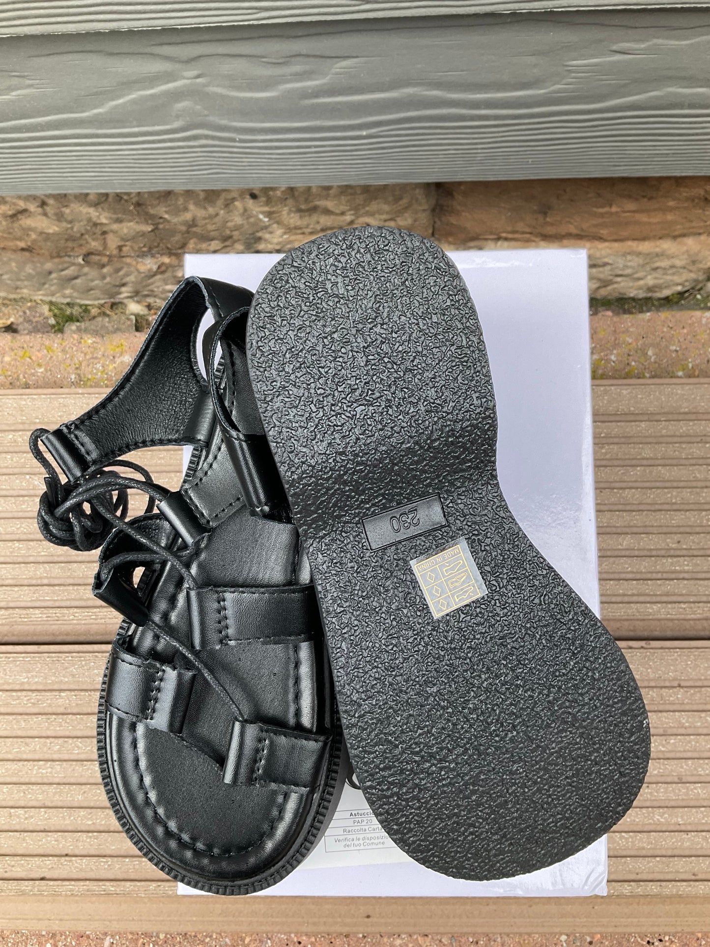 Sandalen in schwarz mit Riemchen